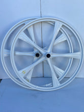 Cargar imagen en el visor de la galería, R4 Custom 26 ″ CNC BMX 10 Spoke Alloy Mag Wheels Juego completo con bujes perforados, Blanco brillante
