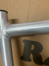 Cargar imagen en el visor de la galería, Cuadro y horquilla R4 Chromoly 29&quot; Pro BMX, crudo con capa transparente
