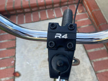 Cargar imagen en el visor de la galería, Bicicleta BMX completa R4 Pro de 26&quot;, clavijas incluidas, Oil Slick con ruedas moradas
