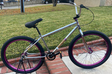 Cargar imagen en el visor de la galería, Bicicleta BMX completa R4 Pro de 26&quot;, clavijas incluidas, Oil Slick con ruedas moradas

