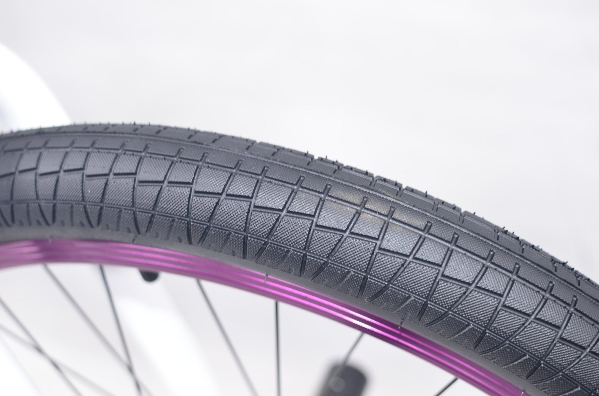 R4 Pro 26" Complete 6061 Aluminum Retro BMX Bicycle Looptail Design White W/ Purple Wheels - R4 Products